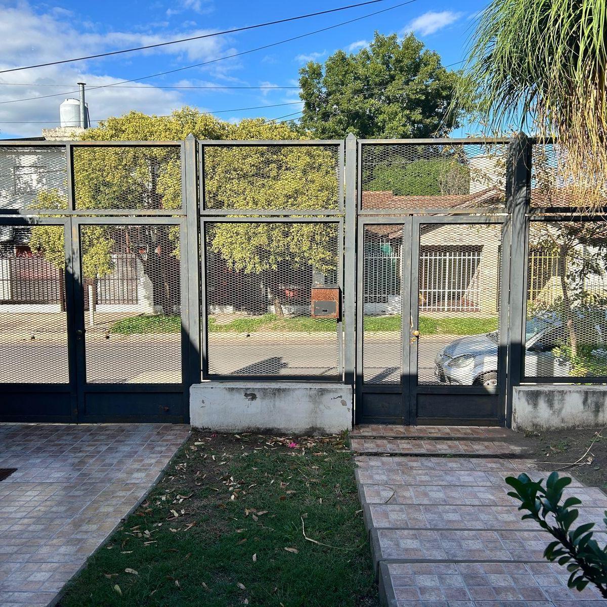Casa de 5 Ambientes con Pileta y Quincho 2