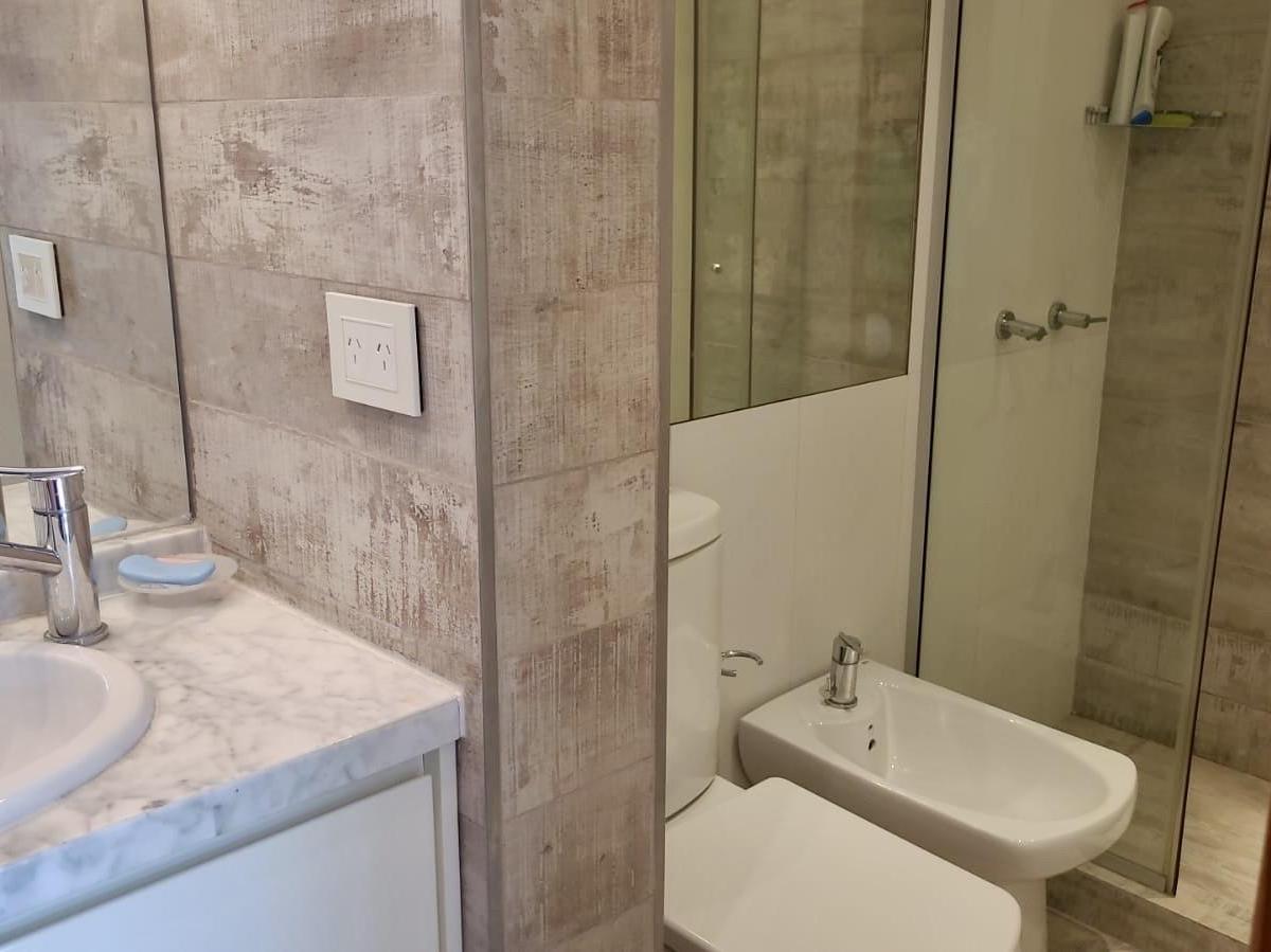 Casa en venta sobre el lago central. Oportunidad!!