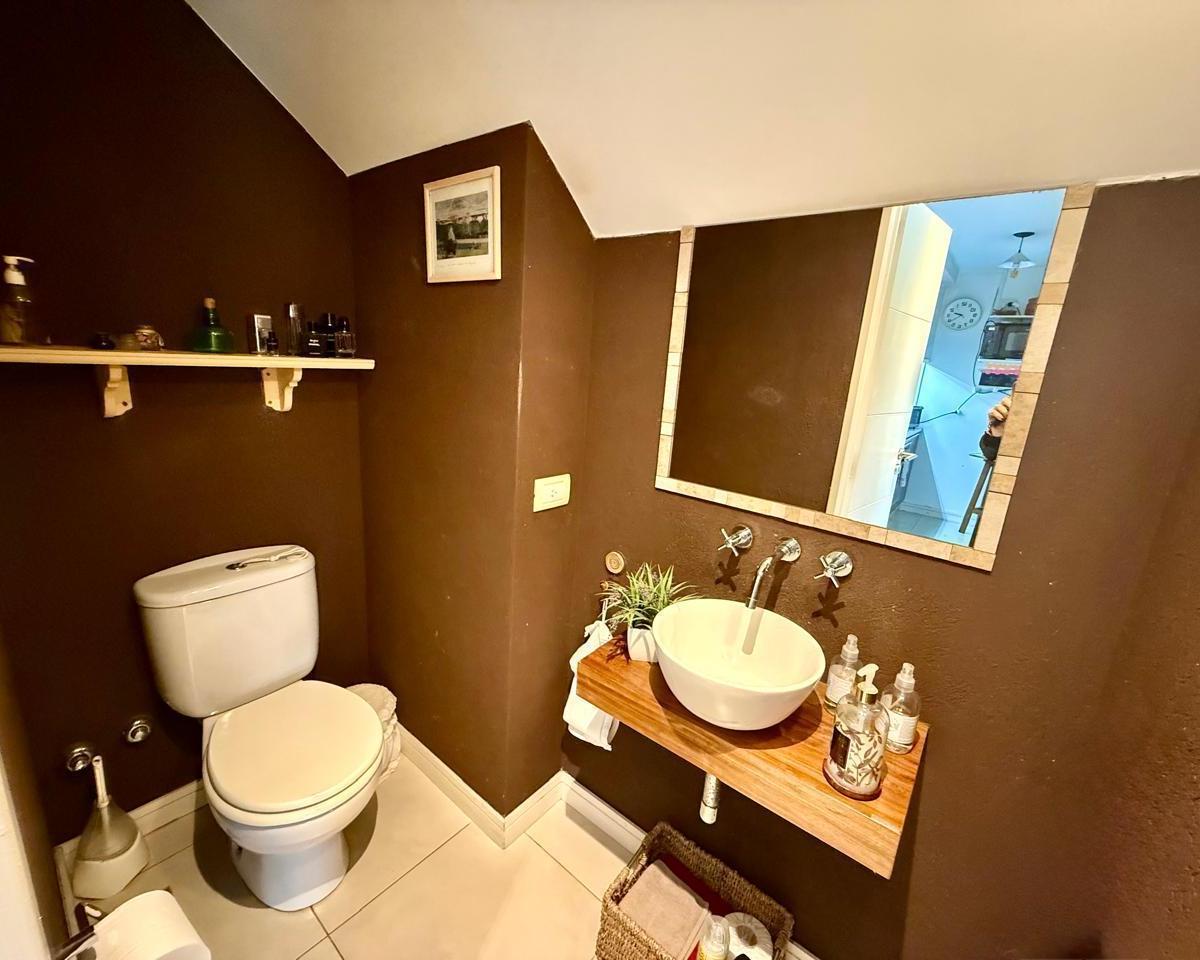 Casa en venta con jardín sobre el lago