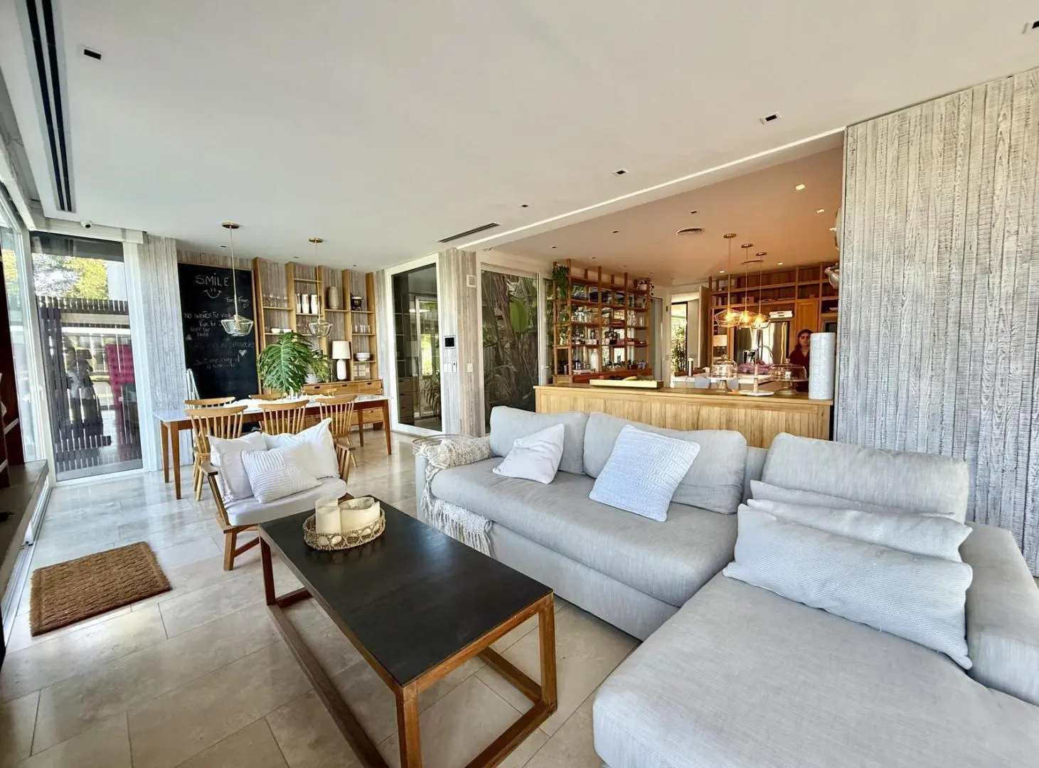 Casa en venta y alquiler sobre el lago central en El Golf, Nordelta 5