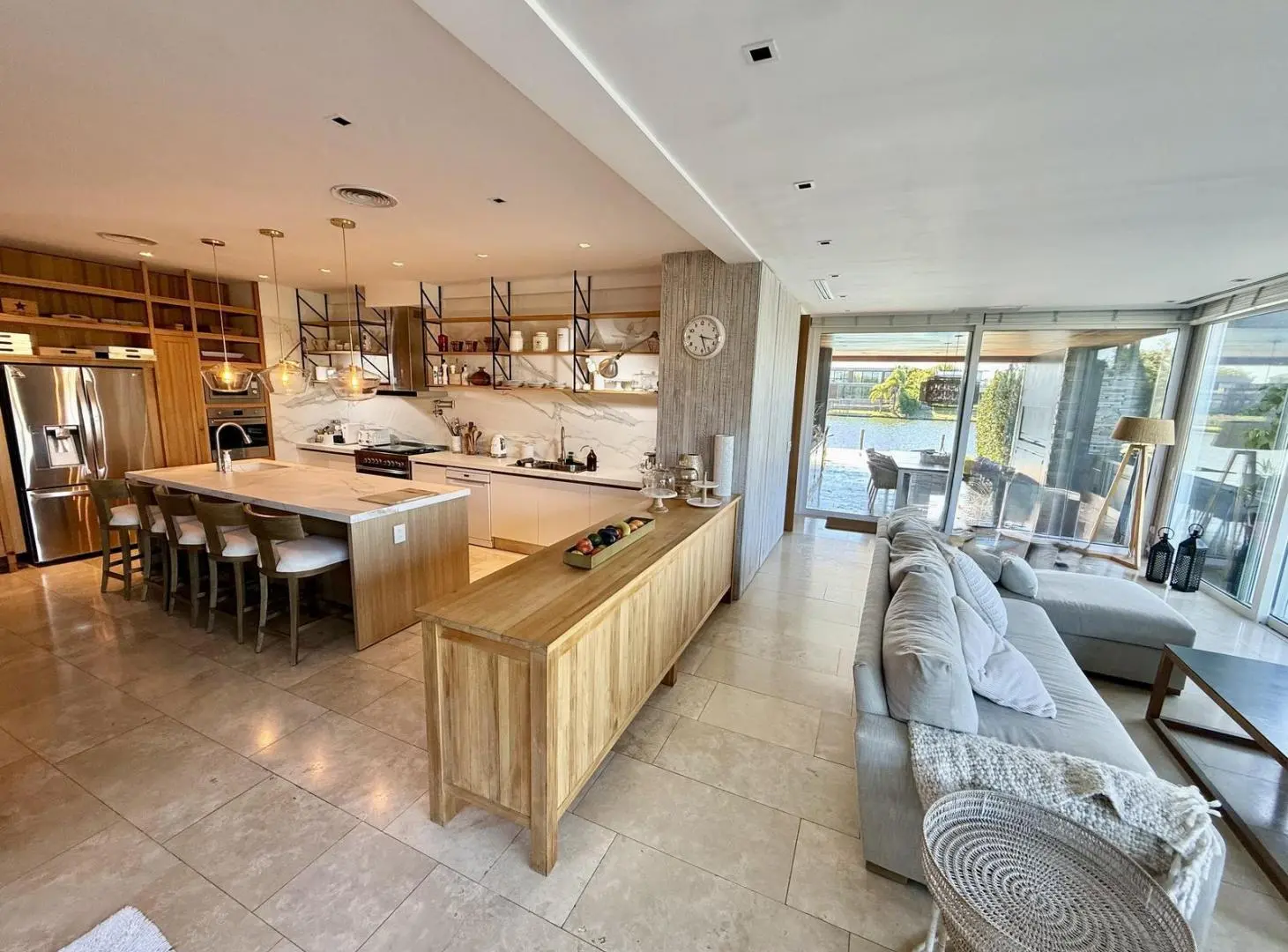 Casa en venta y alquiler sobre el lago central en El Golf, Nordelta 4