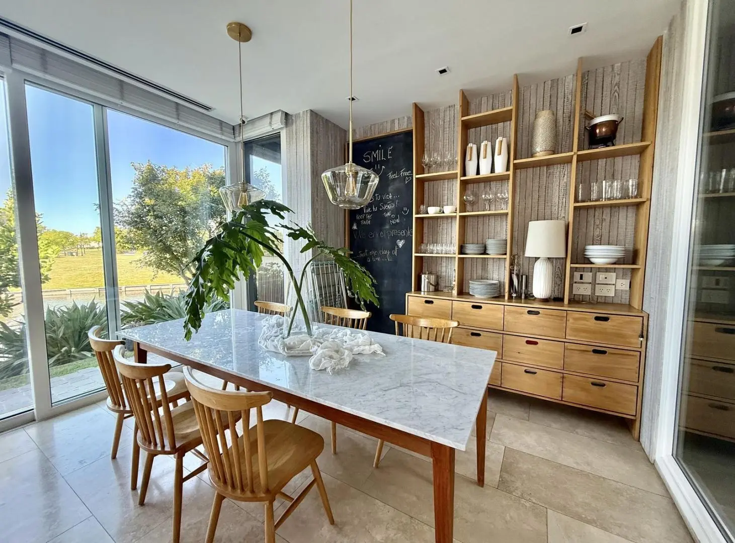 Casa en venta y alquiler sobre el lago central en El Golf, Nordelta 2