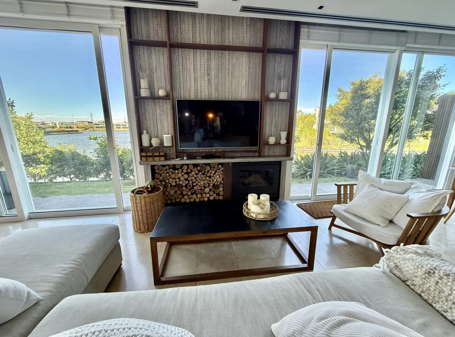 Casa en venta y alquiler sobre el lago central en El Golf, Nordelta 8