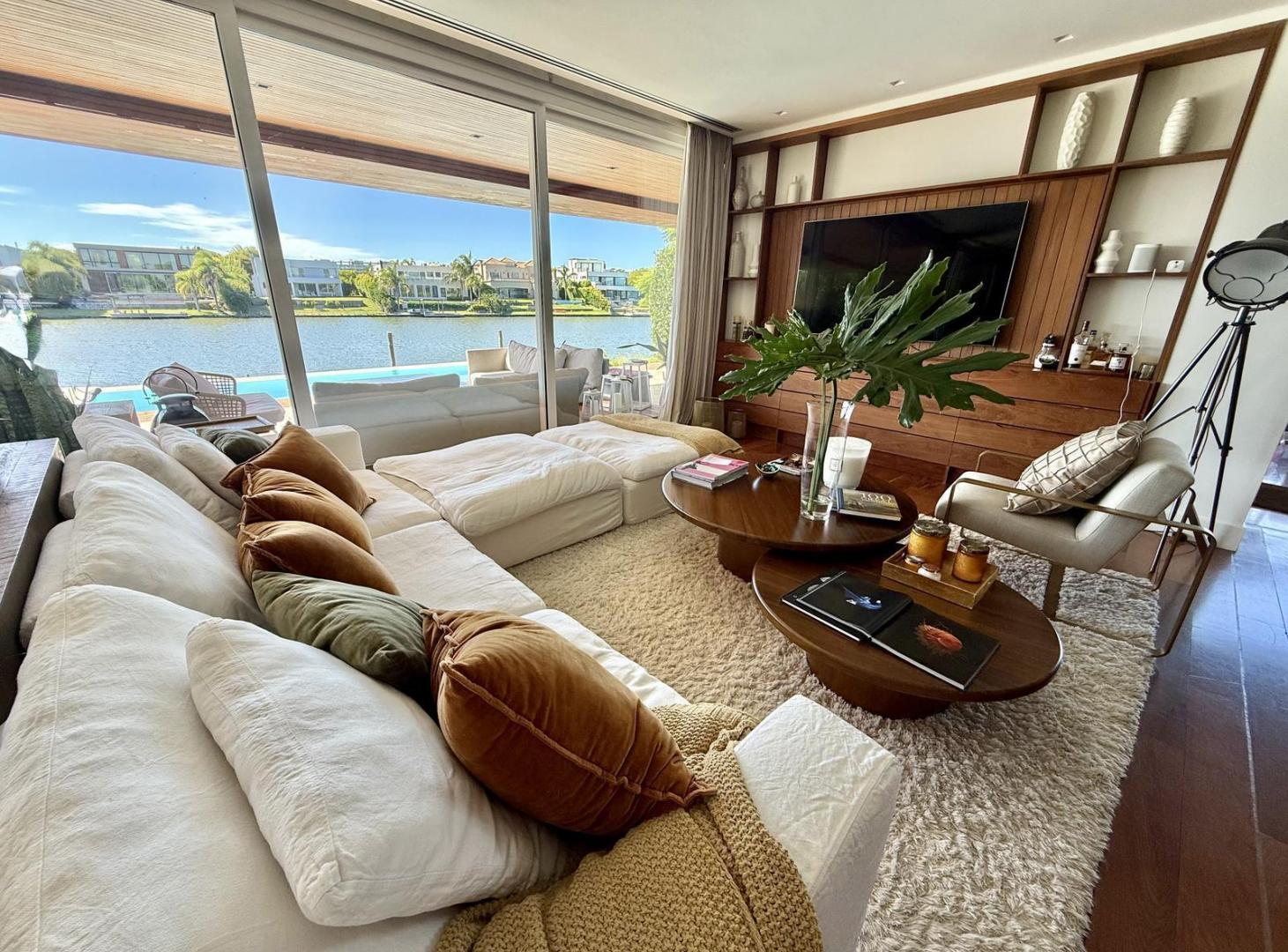 Casa en venta y alquiler sobre el lago central en El Golf, Nordelta