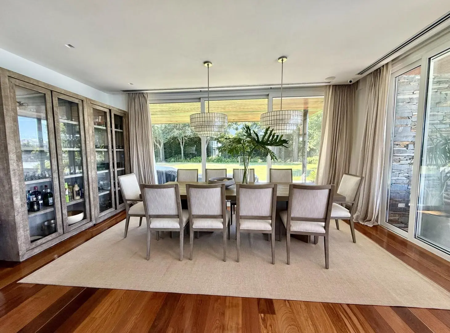 Casa en venta y alquiler sobre el lago central en El Golf, Nordelta 3