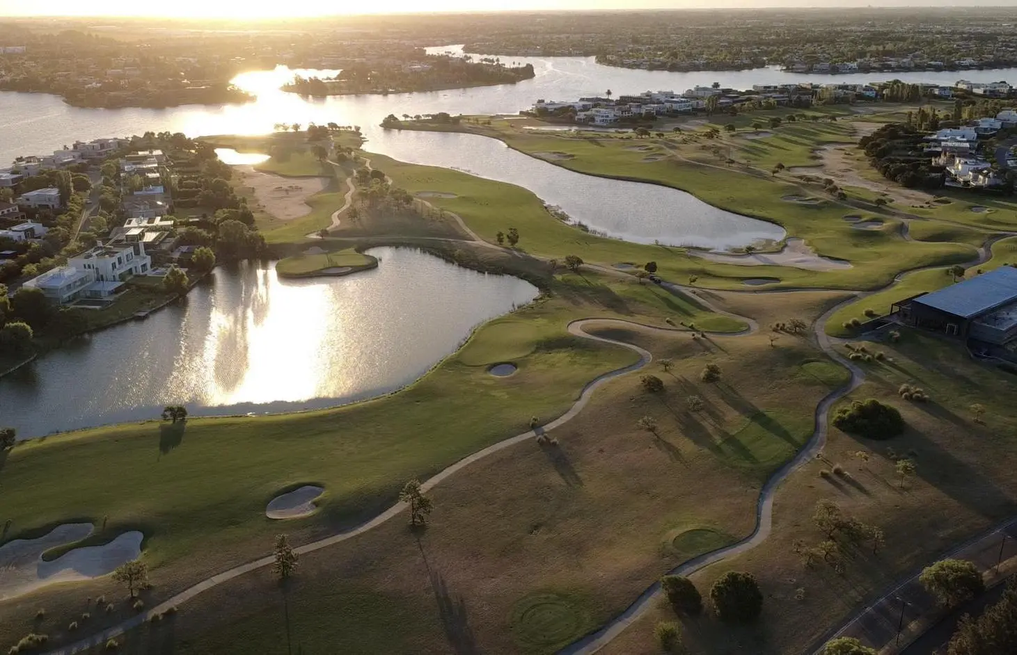 Casa en venta sobre el Lago Central en El Golf, Nordelta 4