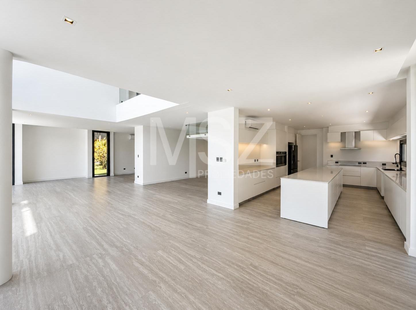 Casa a estrenar en venta sobre el río en El Yacht, Nordelta