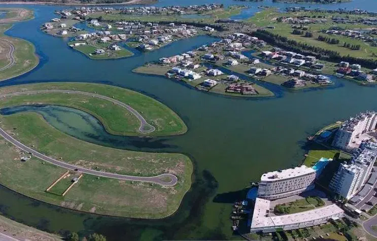 Casa a estrenar en venta sobre el río en El Yacht, Nordelta 4