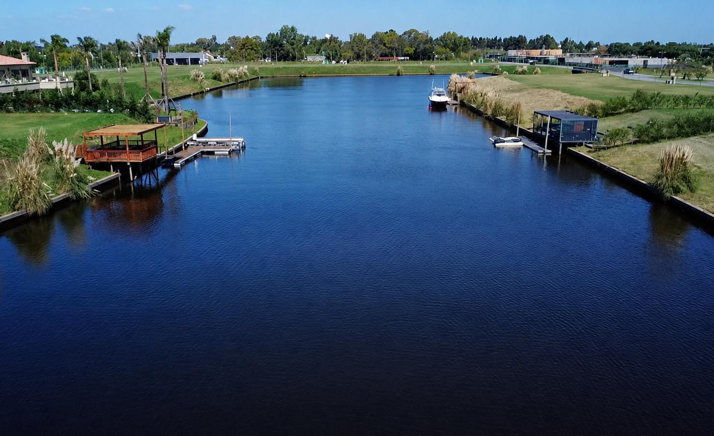 Terreno de 1.300 m² al río en venta en Marinas H