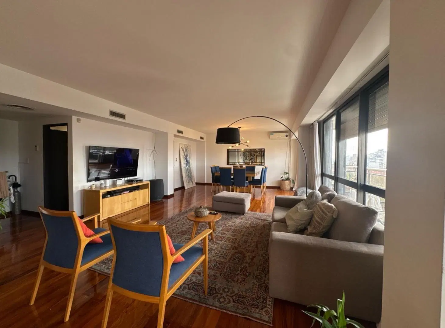VENTA Piso exclusivo con cochera de 3 dormitorios sobre Oroño 8