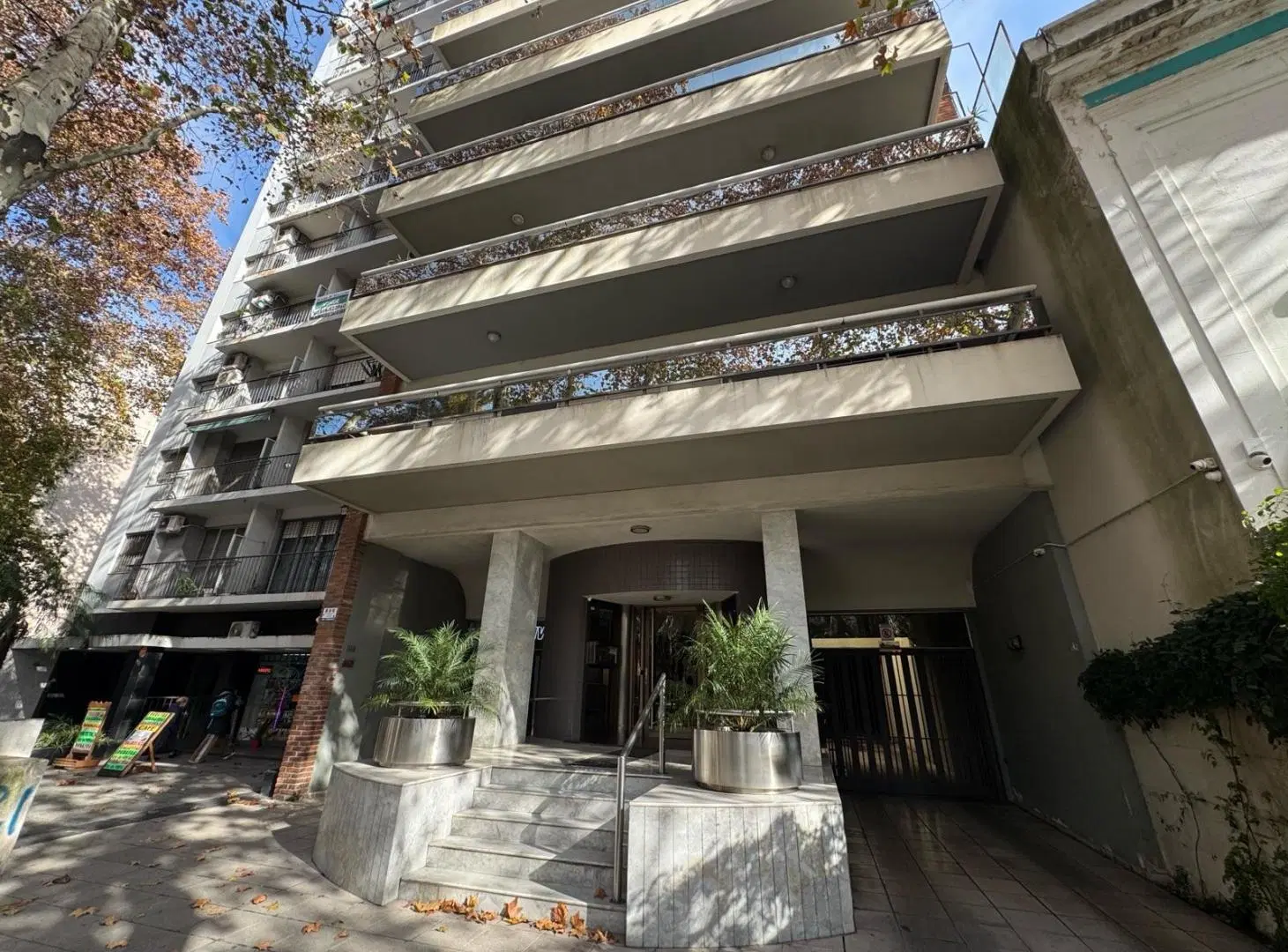 VENTA Piso exclusivo con cochera de 3 dormitorios sobre Oroño 2