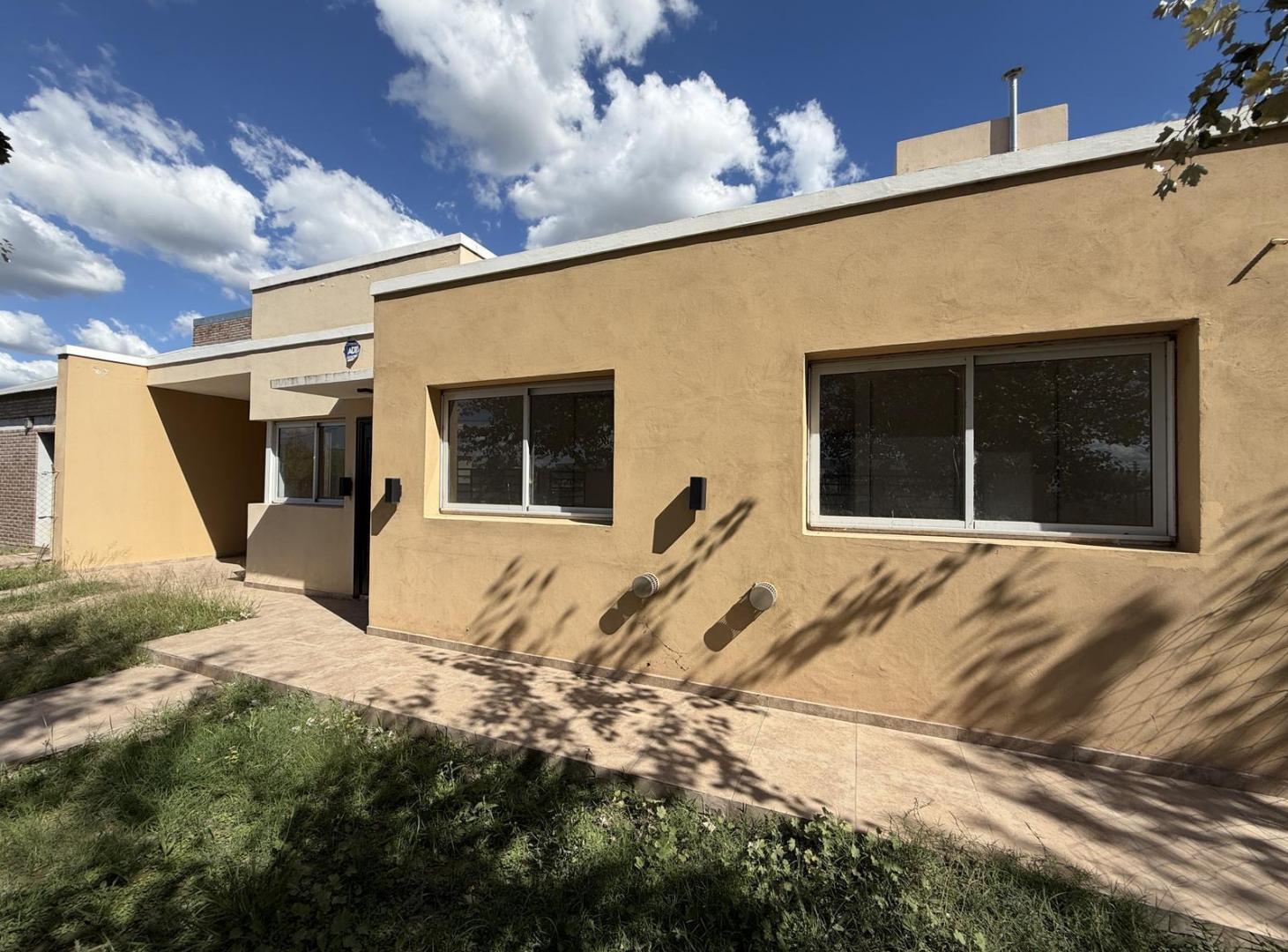 Foto de Venta Casa 2 Dormitorios Pileta Cochera Doble | TDS 3 Roldán, imagen 2