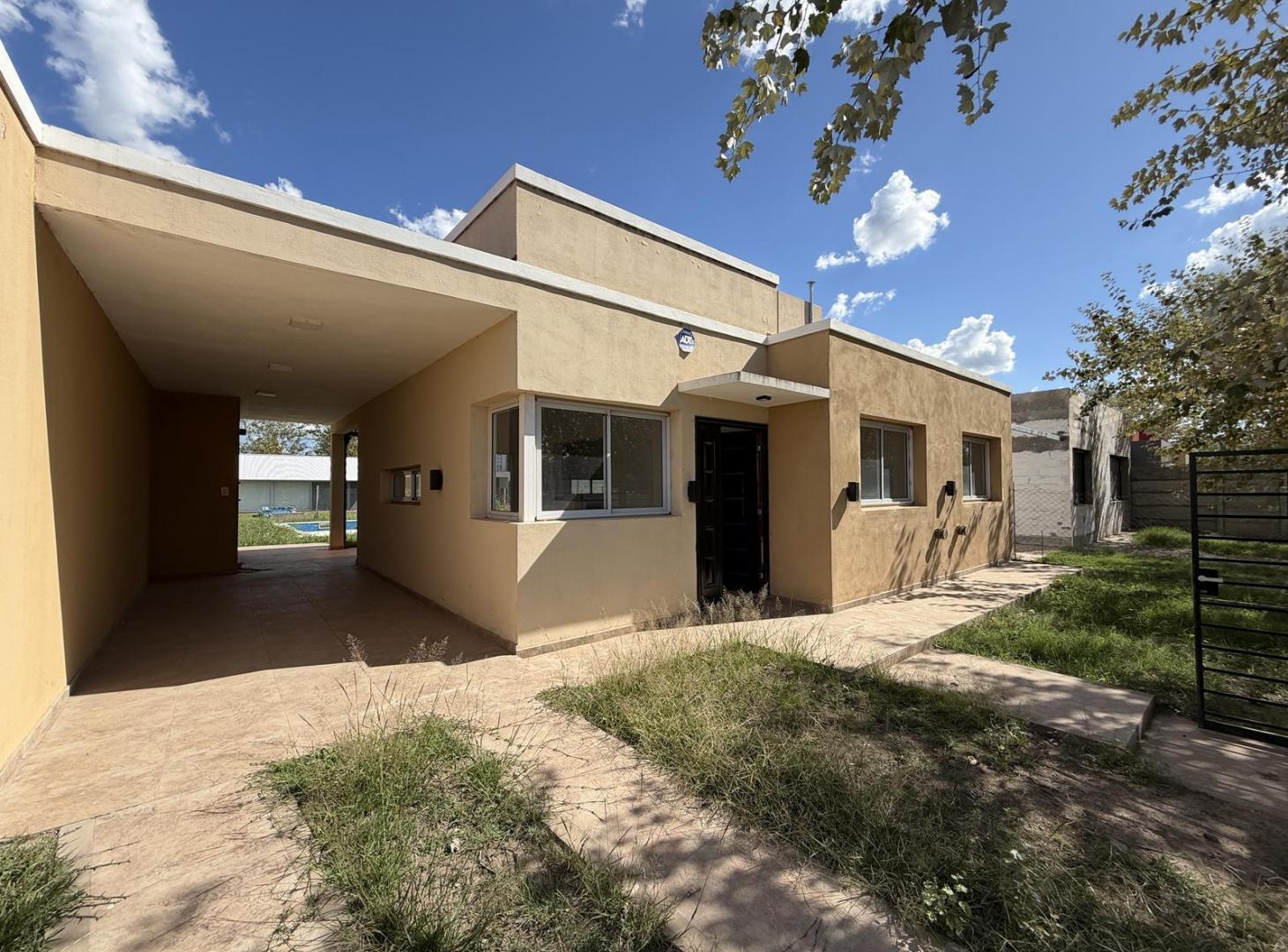Foto de Venta Casa 2 Dormitorios Pileta Cochera Doble | TDS 3 Roldán, imagen 3