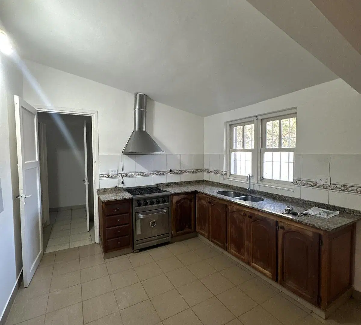 Alquila casa 3 dormitorio en el Cerro de las Rosas 2