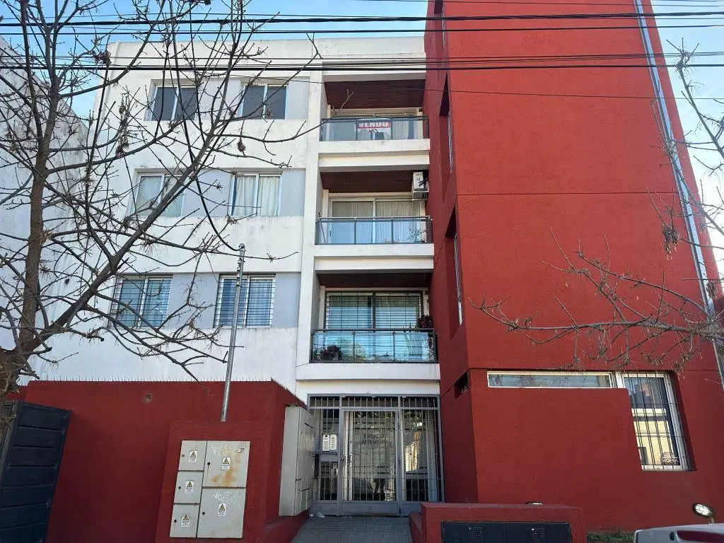 VIVI O INVERTI EN ALTO ALBERDI: DEPTO EN PLANTA BAJA SOBRE CASEROS! 3