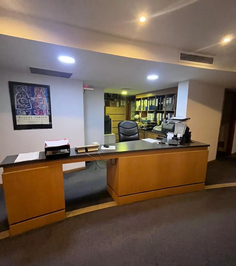 OFICINA EN VENTA  EXCELENTE UBICACIÓN SOBRE AV. COLÓN 3