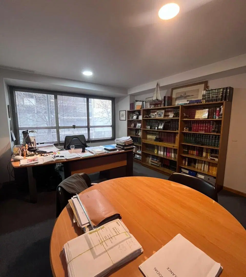 OFICINA EN VENTA  EXCELENTE UBICACIÓN SOBRE AV. COLÓN 5