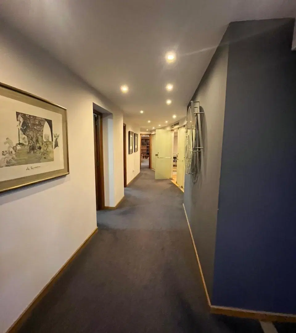 OFICINA EN VENTA  EXCELENTE UBICACIÓN SOBRE AV. COLÓN 4