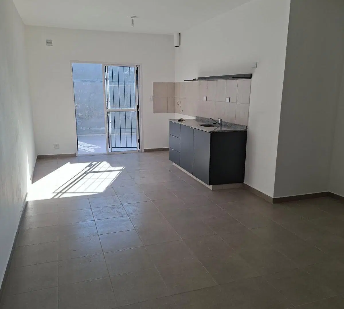 OPORTUNIDAD DE INVERSION! DOS CASAS EN GUEMES EN UNA SOLA PROPIEDAD 1