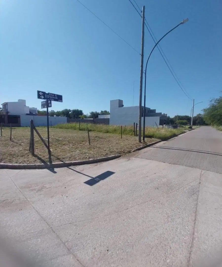 Lote en muy buena ubicacion a cuadras de av fuerza aerea y lagunilla. 180m2 2