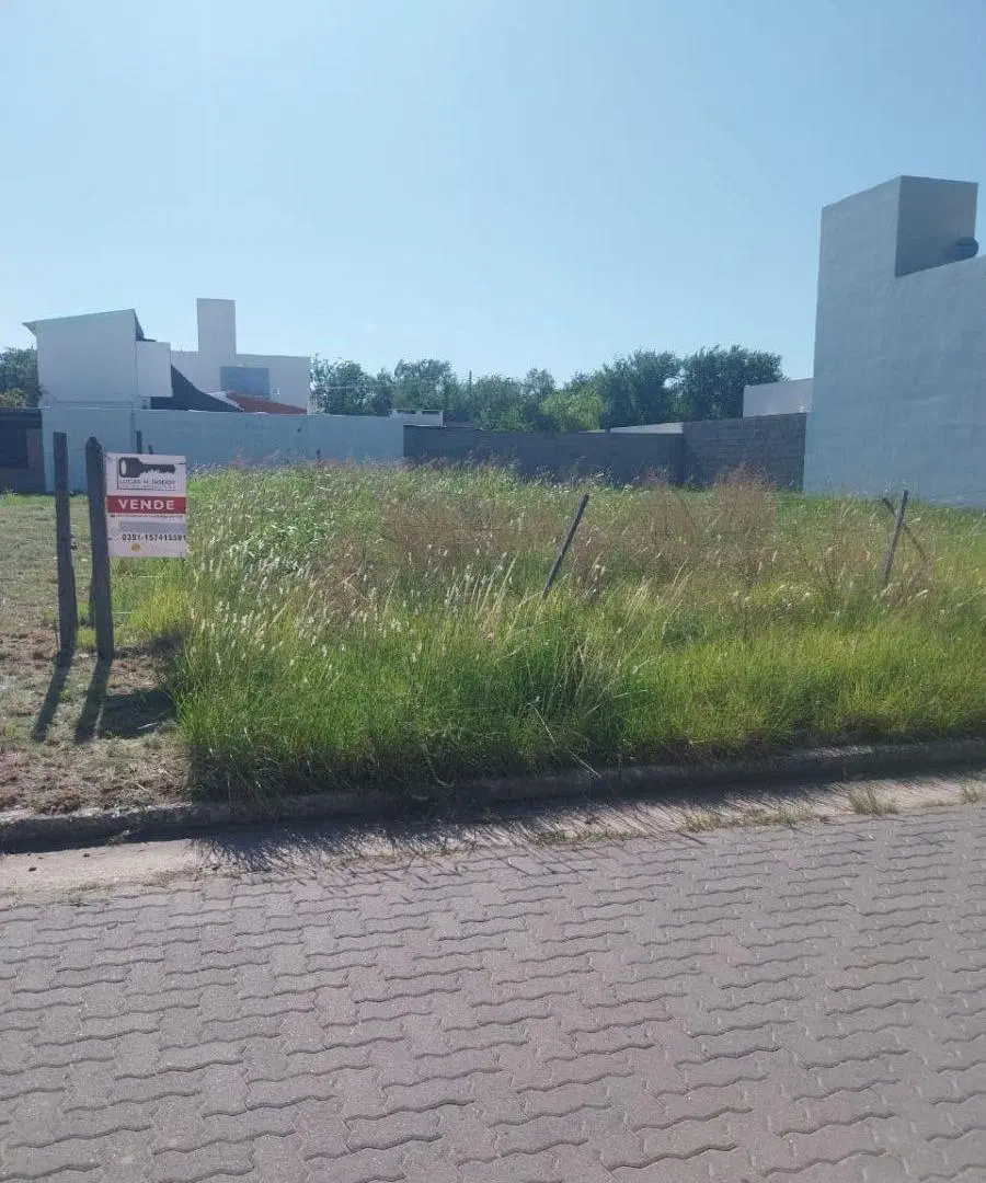 Lote en muy buena ubicacion a cuadras de av fuerza aerea y lagunilla. 180m2 3