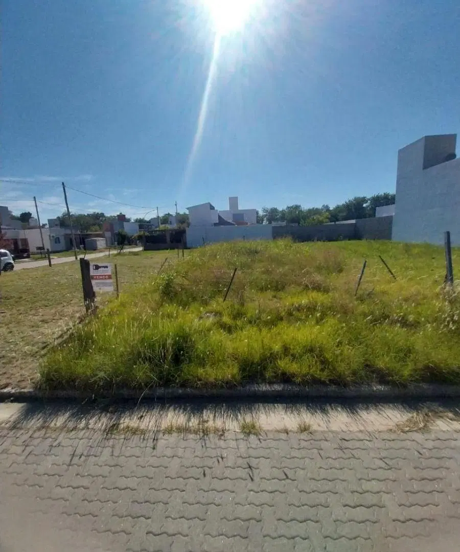 Lote en muy buena ubicacion a cuadras de av fuerza aerea y lagunilla. 180m2 4