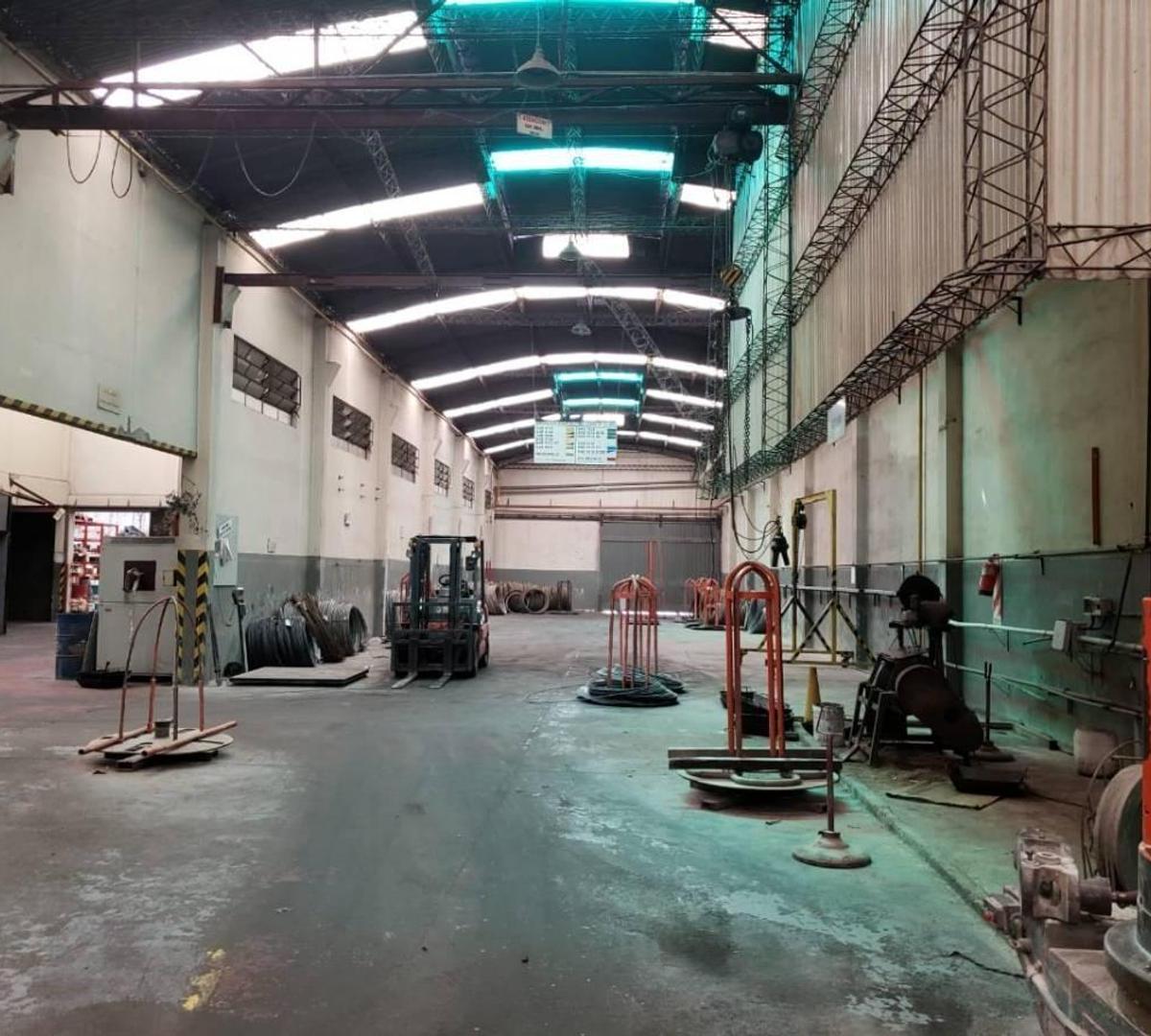 Foto de Galpón industrial - Muy buena ubicación - Villa Luzuriaga, imagen 2