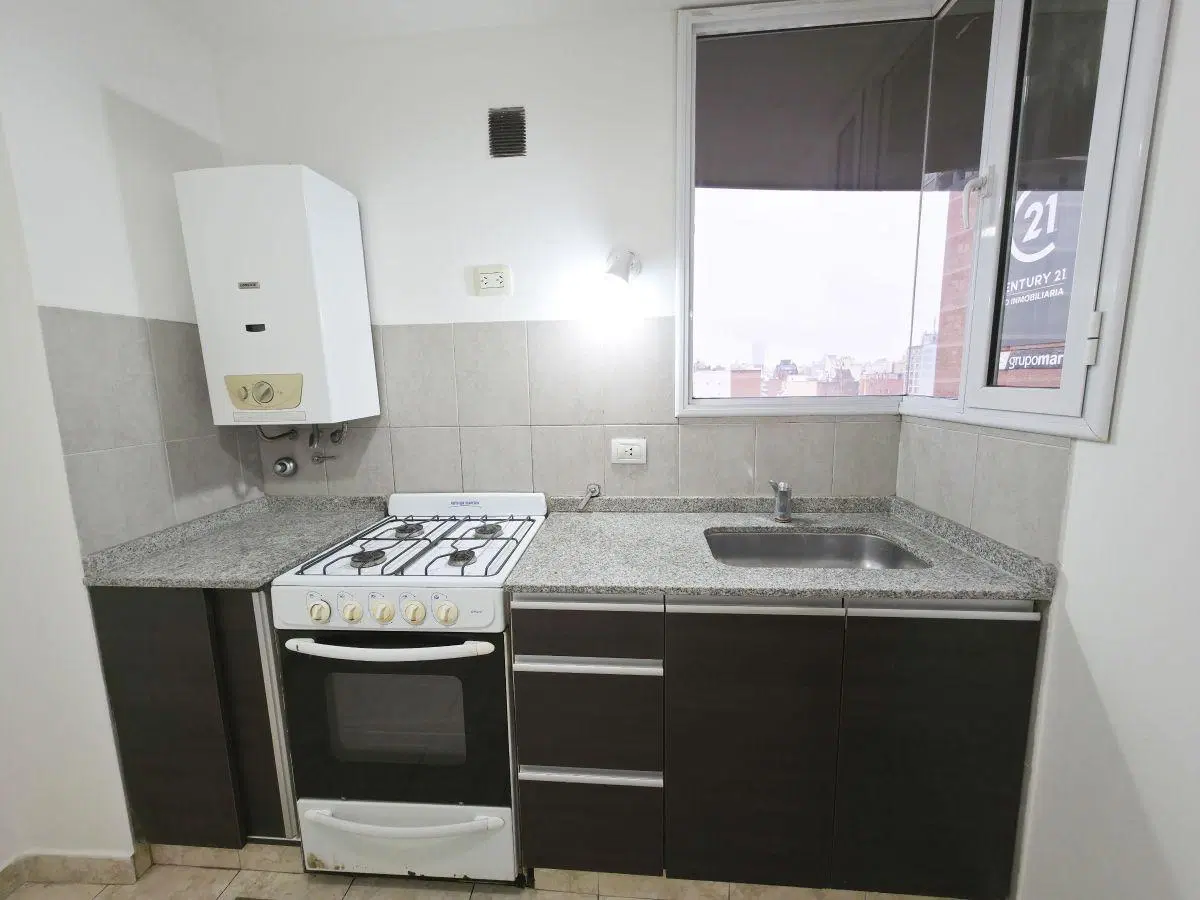 EXTERNO, BALCON, MUY LUMINOSO, COCINA SEPARADA, BV. SAN JUAN Nº 879 4