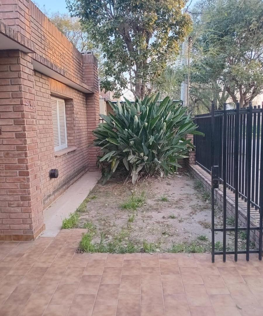 Foto de AMPLIA CASA EN ALQUILER EN BARRIO FERROVIARIO MITRE.- A METROS DE AV, imagen 1