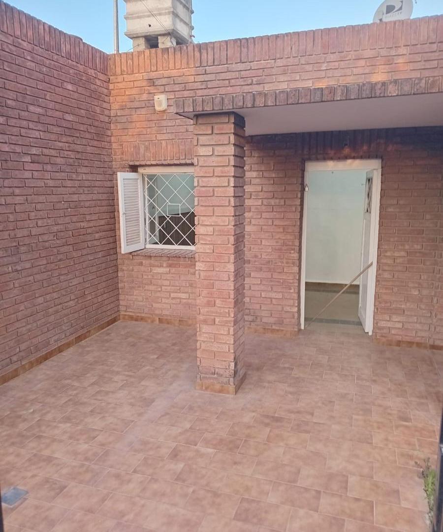Foto de AMPLIA CASA EN ALQUILER EN BARRIO FERROVIARIO MITRE.- A METROS DE AV, imagen 2