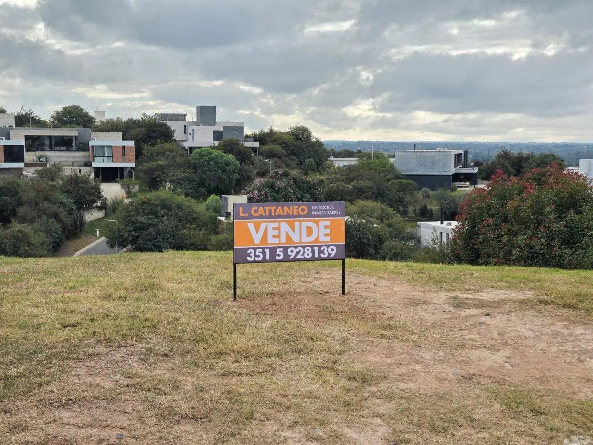 Vendo lote en La Rufina con fondo Norte vista y salida a otra calle - imperdible 2