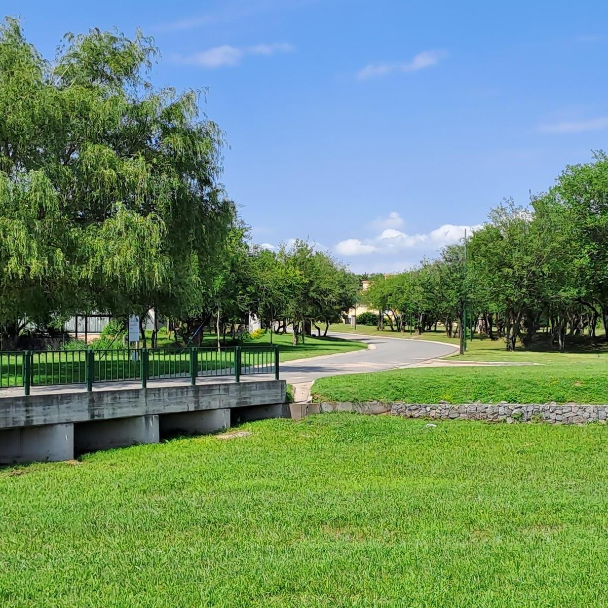 Vendo - Casa 3 Dorm, 3 B, Pileta. Valle del Golf 3