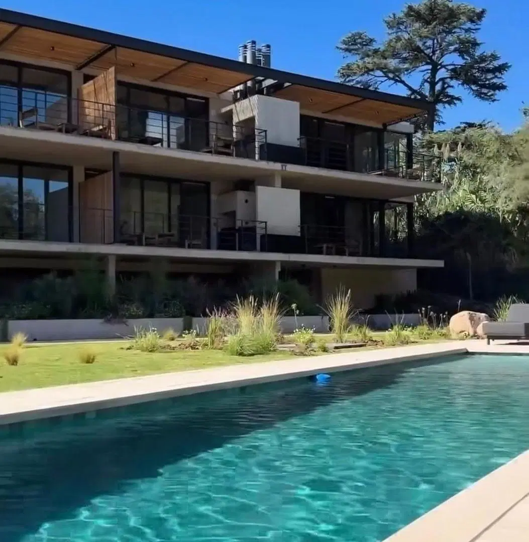 Departamento en CasaÅite – 2 Dormitorios, Suite y 2 Cocheras en Villa Allende 1