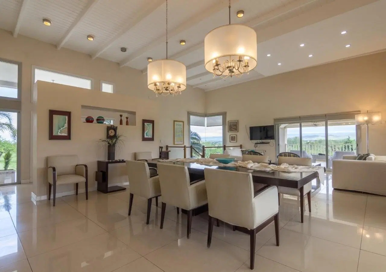 Residencia Premium en Causana – 5 Dormitorios, Pileta y Cochera para 4 Autos 1