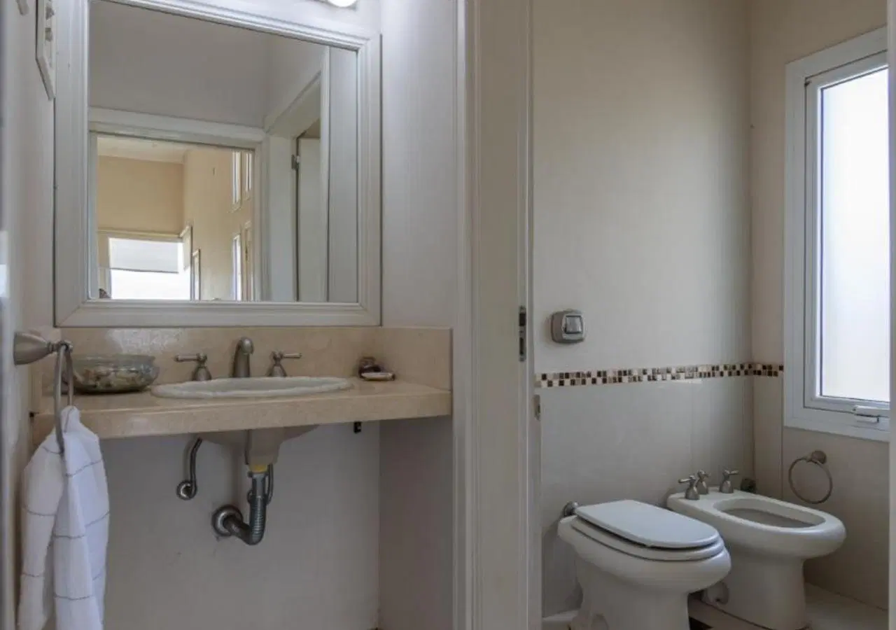 Residencia Premium en Causana – 5 Dormitorios, Pileta y Cochera para 4 Autos 2