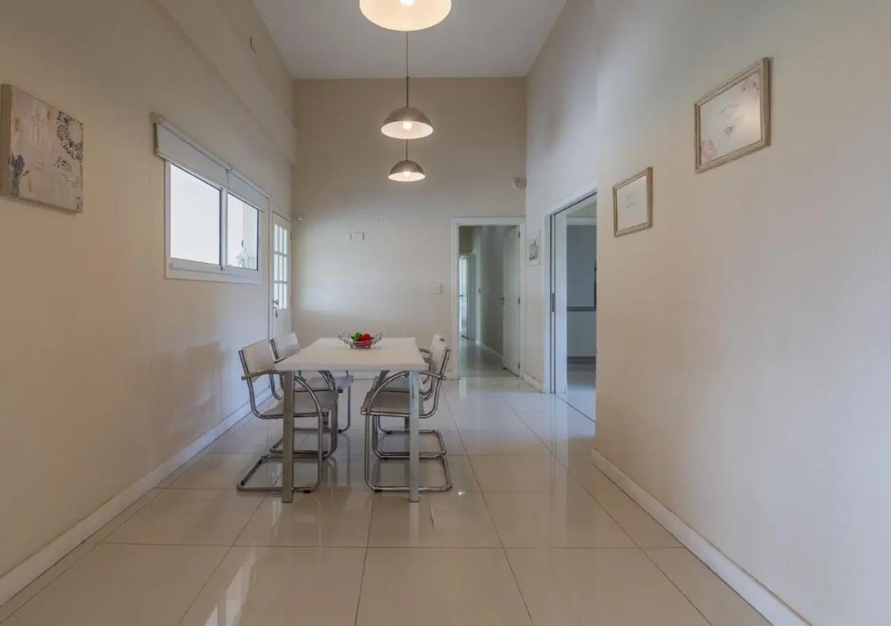 Residencia Premium en Causana – 5 Dormitorios, Pileta y Cochera para 4 Autos 5