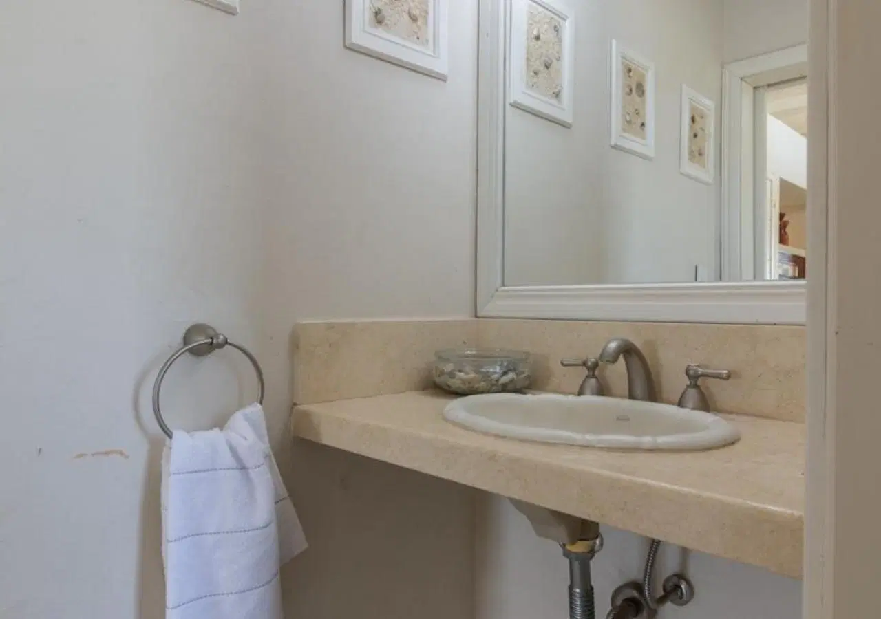 Residencia Premium en Causana – 5 Dormitorios, Pileta y Cochera para 4 Autos 8