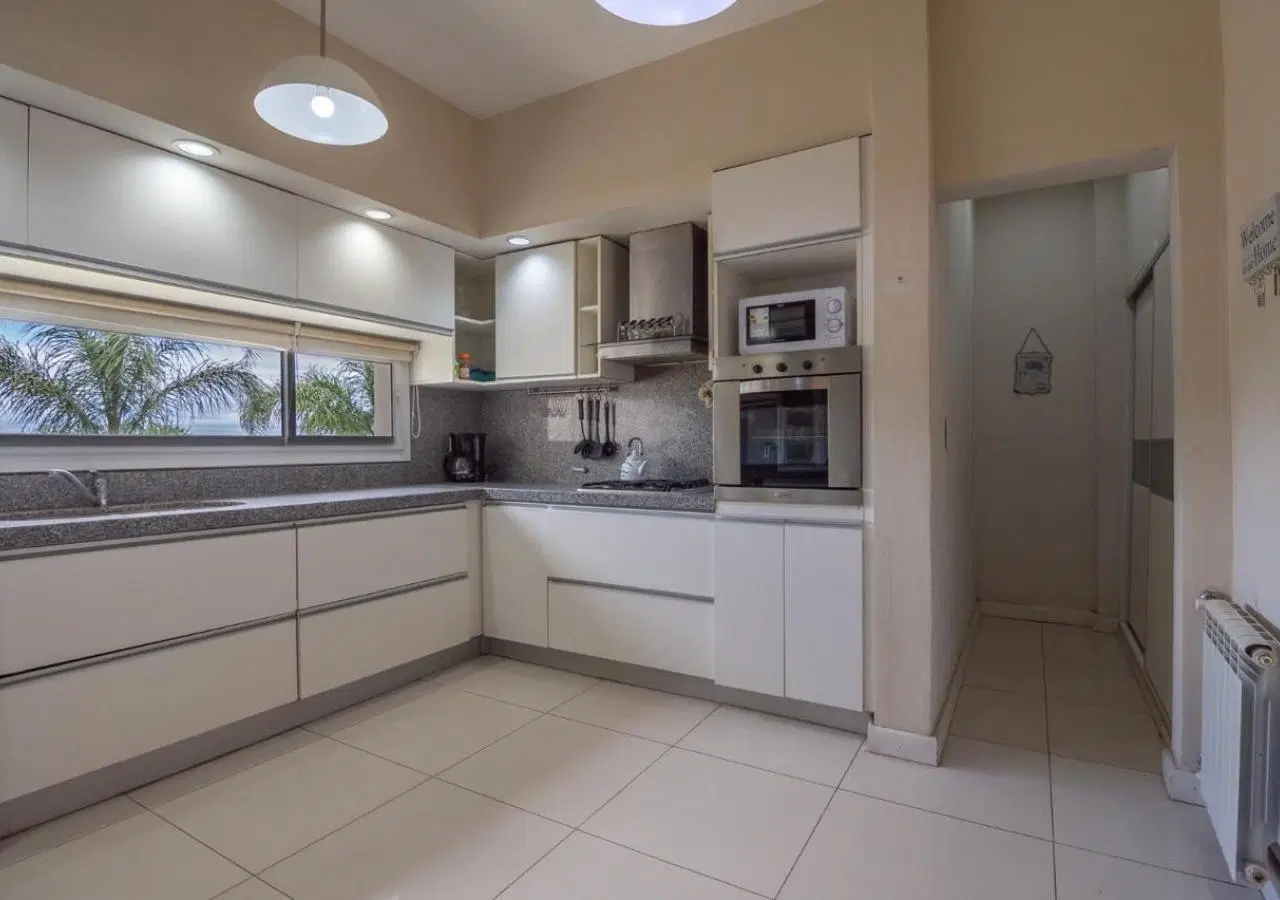 Residencia Premium en Causana – 5 Dormitorios, Pileta y Cochera para 4 Autos 3