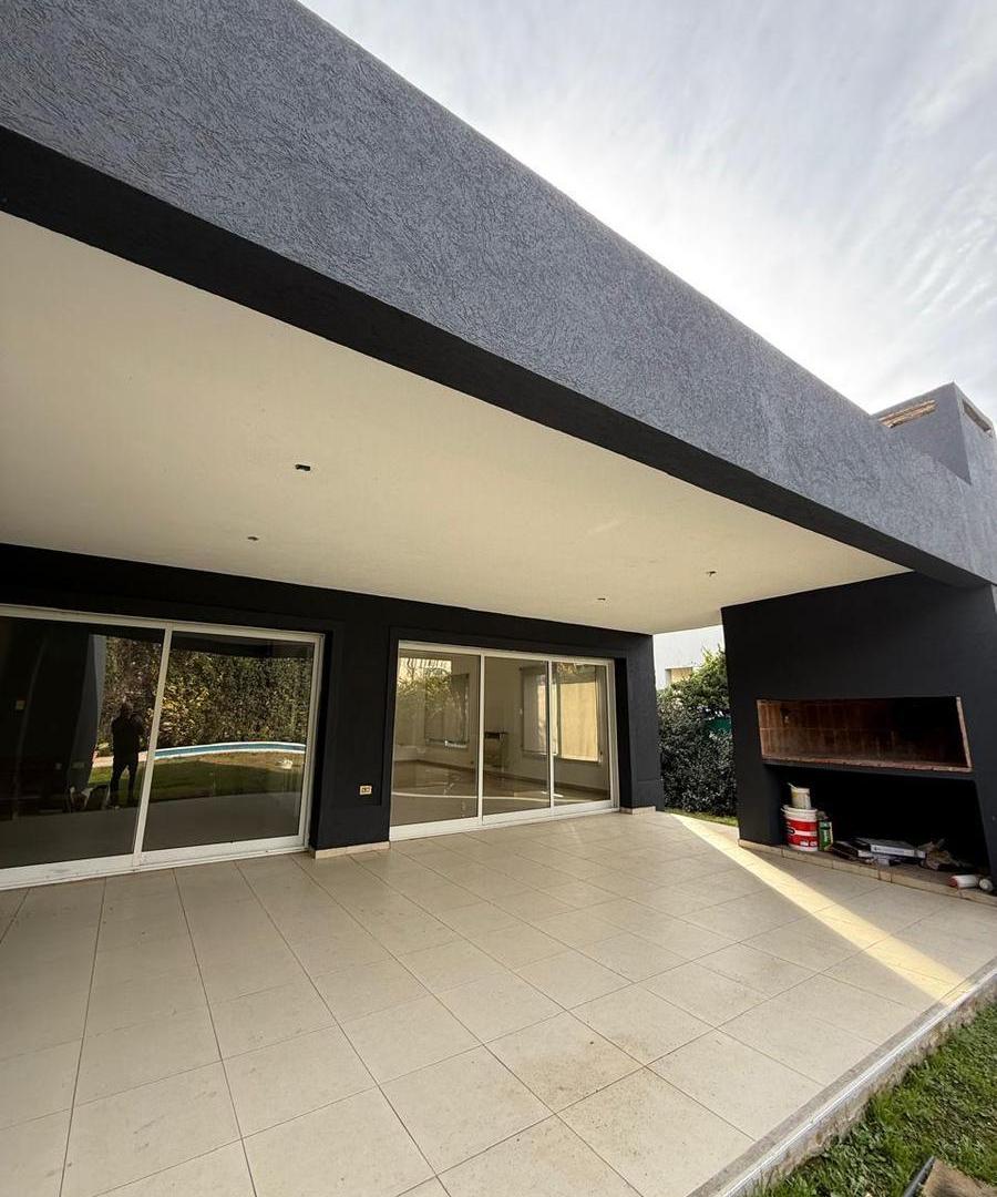 Casa de 4 Dormitorios con Pileta – Apta Crédito y Excelente Estado