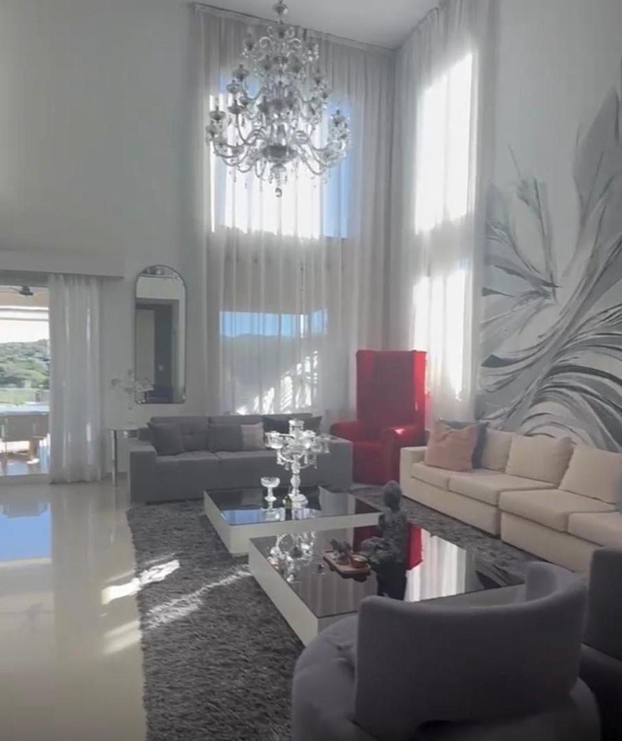 Residencia de Lujo en 4 Hojas  amoblada – 5 Dormitorios, Cava, Cine, Vista a las Sierras y Pileta