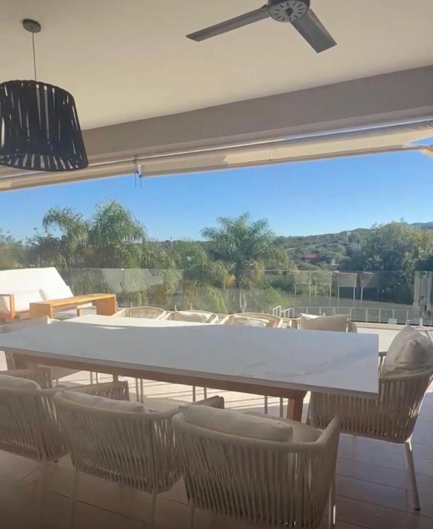 Foto de Residencia de Lujo en 4 Hojas amoblada – 5 Dormitorios, Cava, Cine, Vista a las Sierras y Pileta, imagen 1
