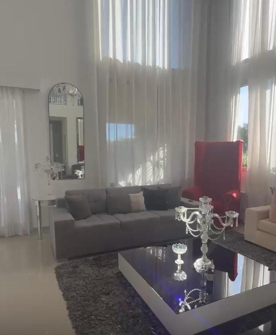 Foto de Residencia de Lujo en 4 Hojas amoblada – 5 Dormitorios, Cava, Cine, Vista a las Sierras y Pileta, imagen 3
