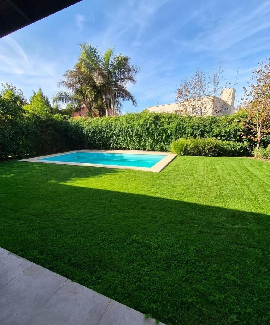 Foto de Casa de Categoría en San Isidro – 3 Dormitorios, Pileta y Apta Crédito, imagen 1