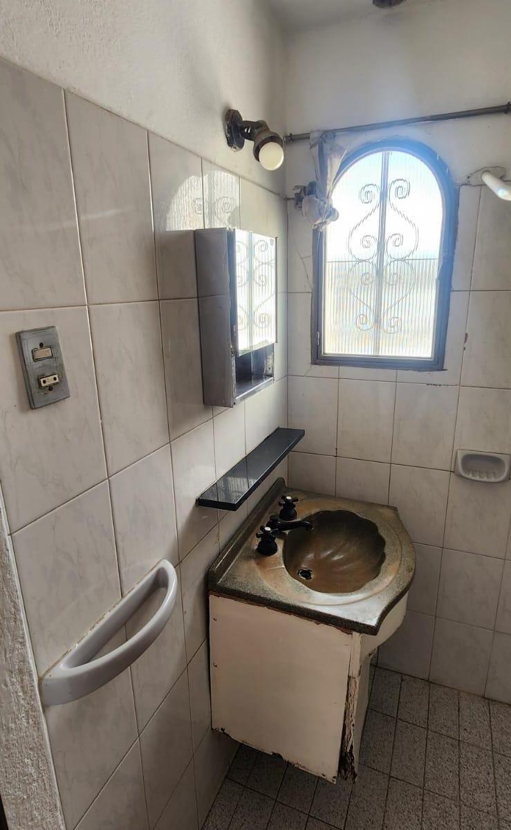 Se Vende - Excelente Casa Planta Baja Mas Departamento en Planta Alta en Barrio Los Paraisos 2