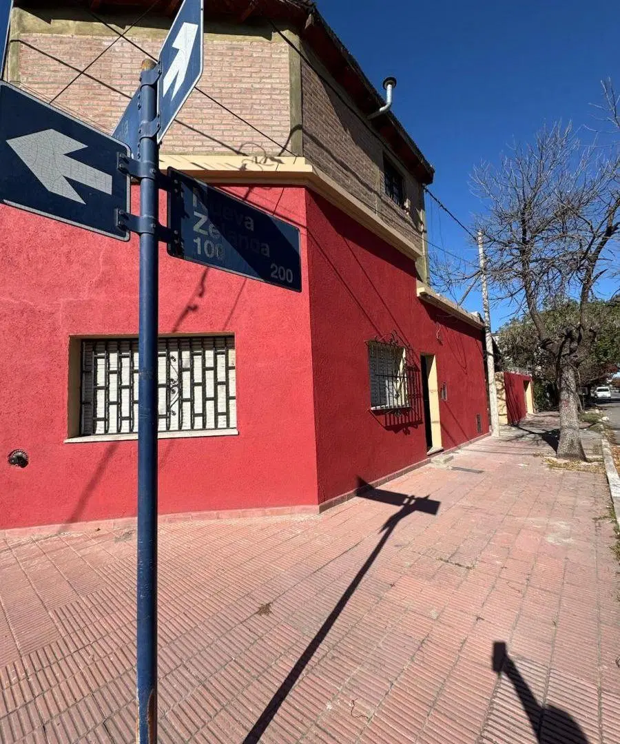 CASA-ALQUILER-UBICACION NUEVA ZELANDA Y GERMANIA Bº YAPEYU-3 DORMITORIOS-PATIO - PILETA 5