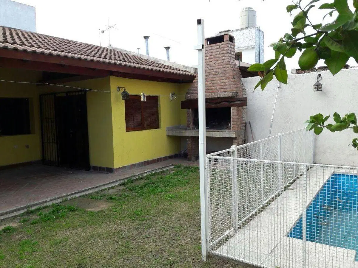 CASA-ALQUILER-UBICACION NUEVA ZELANDA Y GERMANIA Bº YAPEYU-3 DORMITORIOS-PATIO - PILETA 3