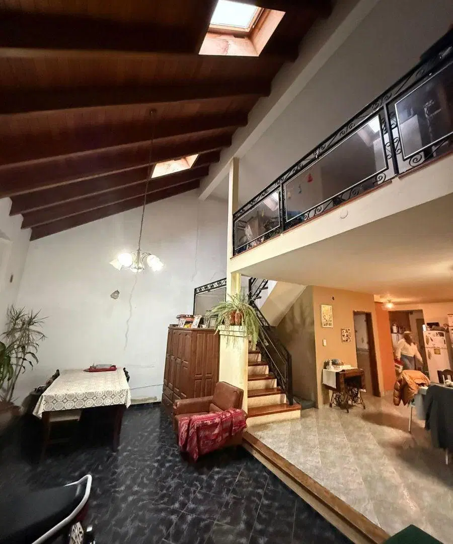 Bº COLON - CASA A LA VENTA - A METROS DE AV. SABATTINI - 3 DORMITORIOS - PATIO - COCHERA DOBLE-BAÑOS 3
