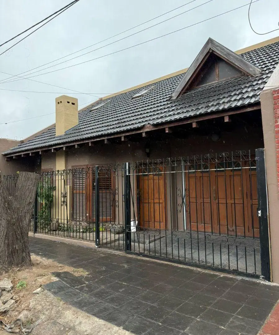Bº COLON - CASA A LA VENTA - A METROS DE AV. SABATTINI - 3 DORMITORIOS - PATIO - COCHERA DOBLE-BAÑOS 5