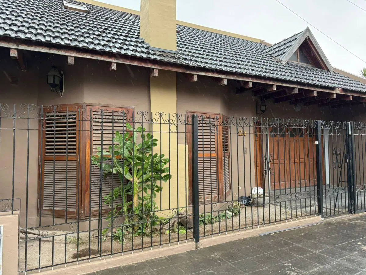 Bº COLON - CASA A LA VENTA - A METROS DE AV. SABATTINI - 3 DORMITORIOS - PATIO - COCHERA DOBLE-BAÑOS 2