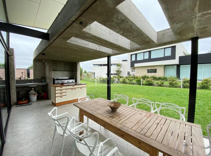 Foto de Casa con piscina en barrio privado Rumenco Joven, imagen 5